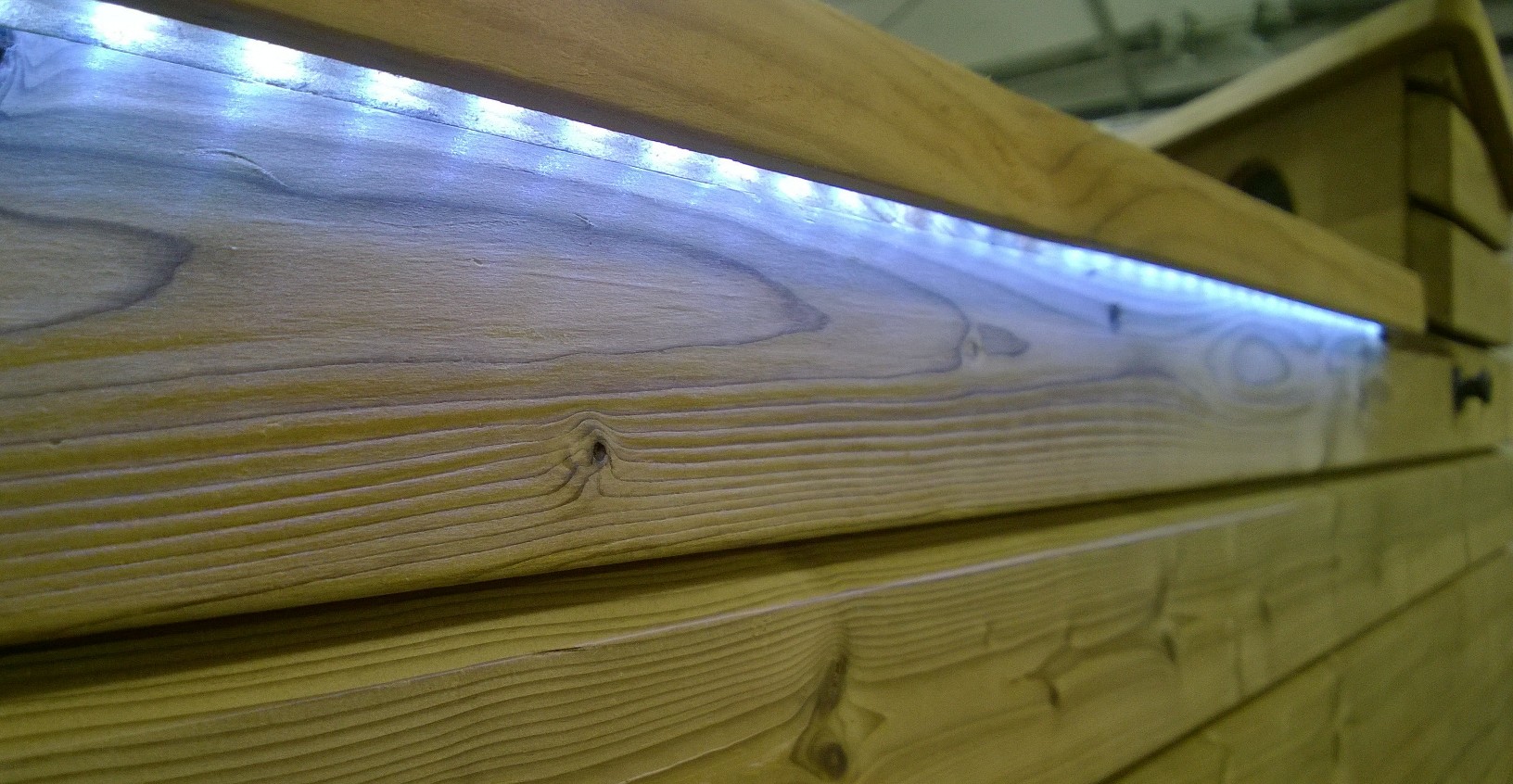 Ulkoreunalla led-valaistus