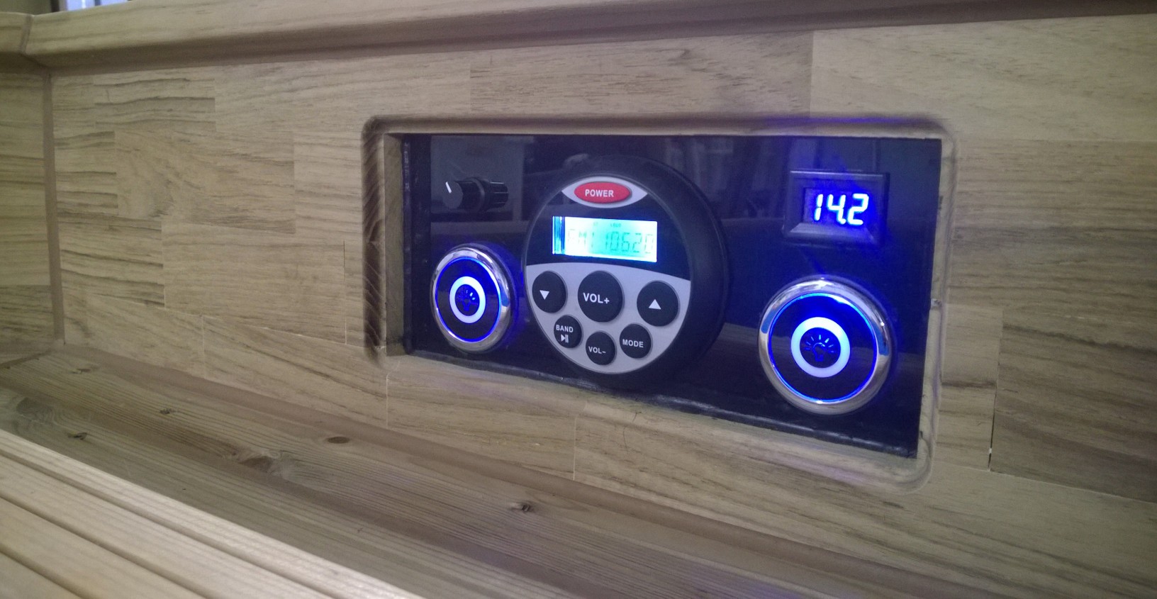 Käyttöpaneeli, jossa mm. digitaalinen lämpömittari