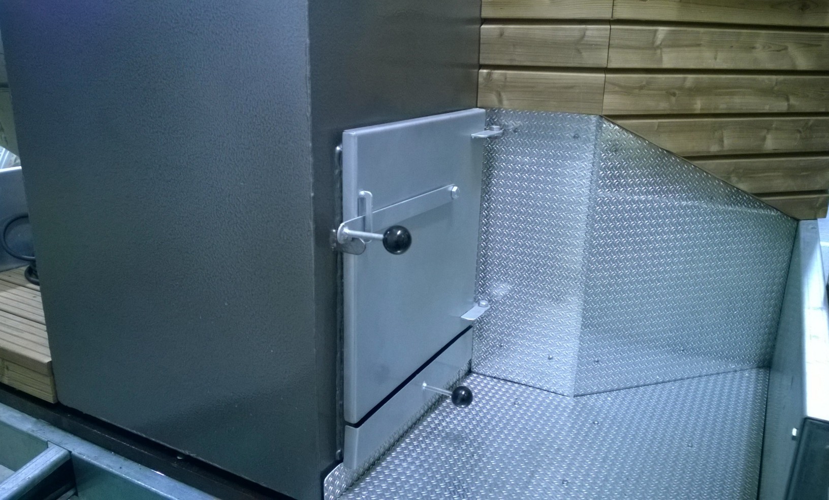 Puulämmitteinen kamiina